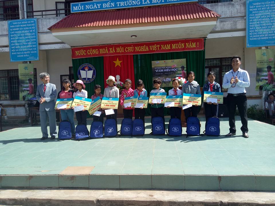 Tập đoàn viễn thông quân đội tặng học bổng cho học sinh nghèo vượt khó