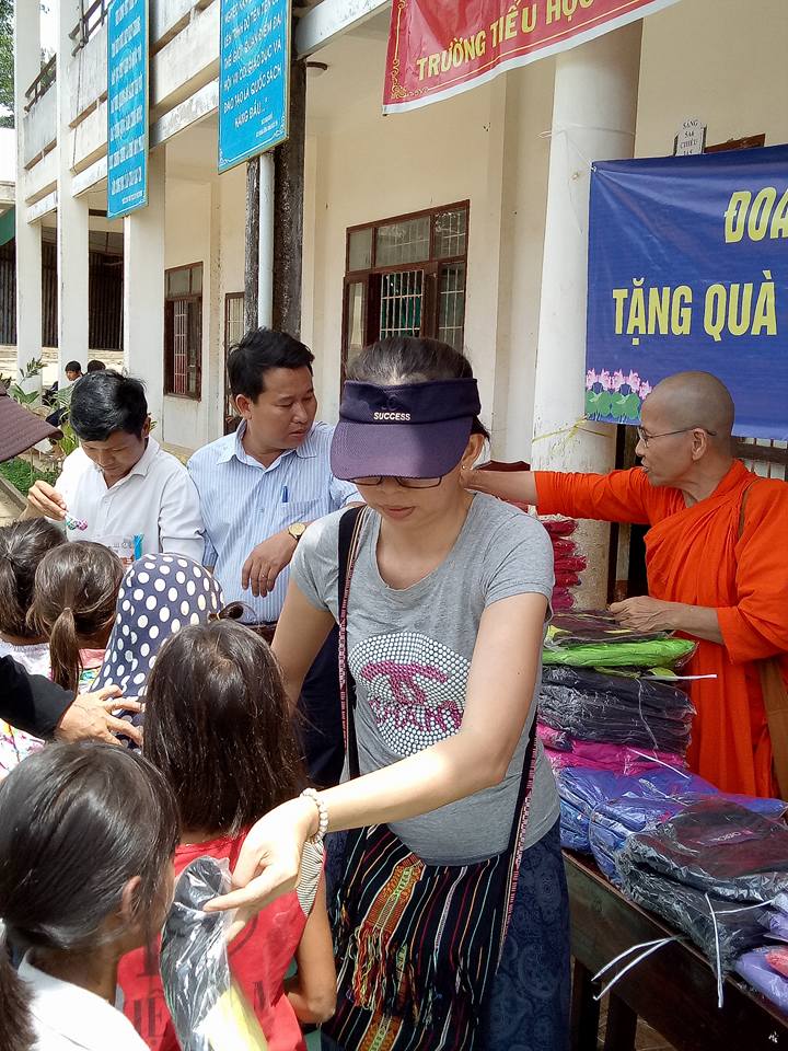 Đoàn từ thiện TP Hồ Chí Minh tặng áo ấm cho học sinh