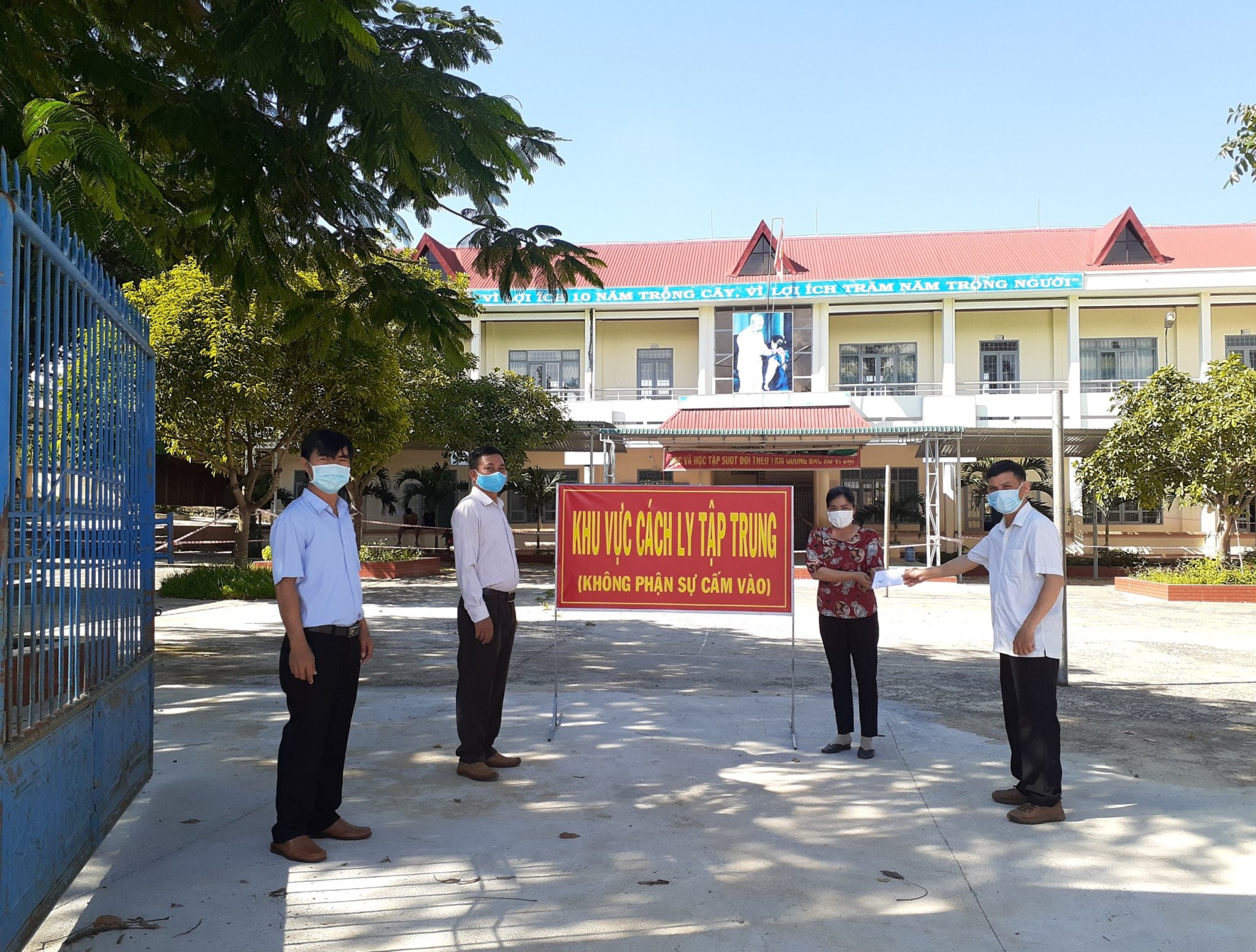 Đại diện Trường Tiểu học Đinh Núp tặng quà cho khu cách ly tại trường