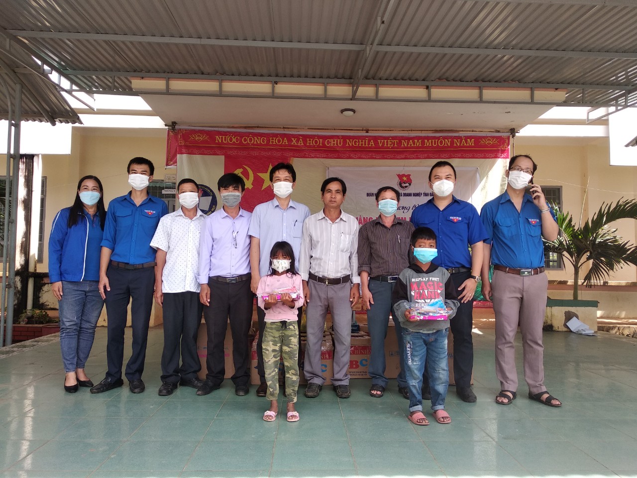 Chi đoàn Quỹ Đầu tư phát triển Đắk Lắk và Đoàn khối các Cơ quan và Doanh nghiệp tỉnh Đắk Lắk tổ chức chương trình “Nâng bước em đến trường” tại xã Ea Yiêng