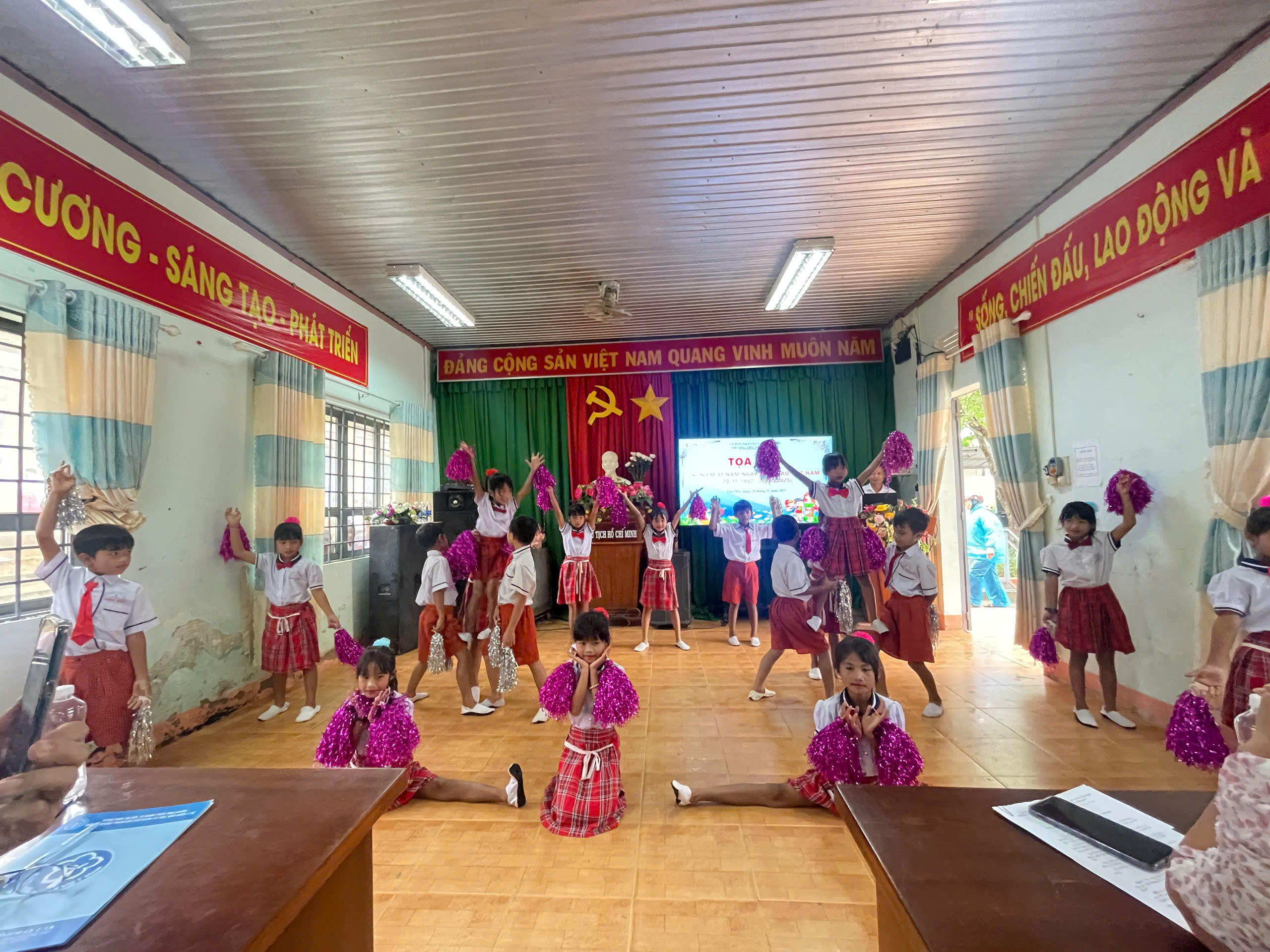 TRƯỜNG TIỂU HỌC ĐINH NÚP TỔ CHỨC HỘI THI NHẢY EAROBIC CHÀO MỪNG NGÀY NHÀ GIÁO VIỆT NAM