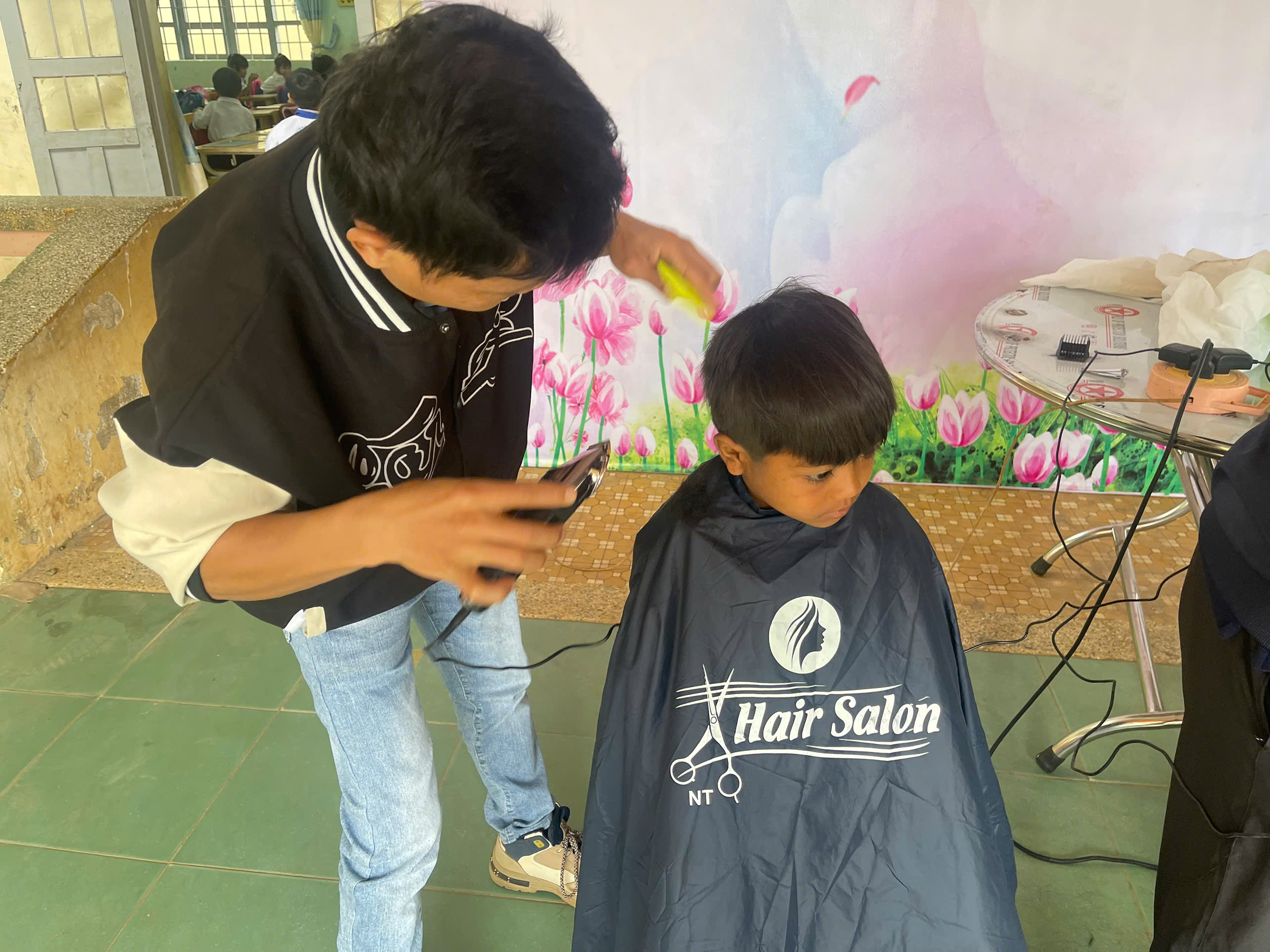 TRƯỜNG TIỂU HỌC ĐINH NÚP TỔ CHỨC CẮT TÓC CHO HỌC SINH ĐÓN NOEL TRƯỜNG TIỂU HỌC ĐINH NÚP TỔ CHỨC CẮT TÓC CHO HỌC SINH ĐÓN NOEL