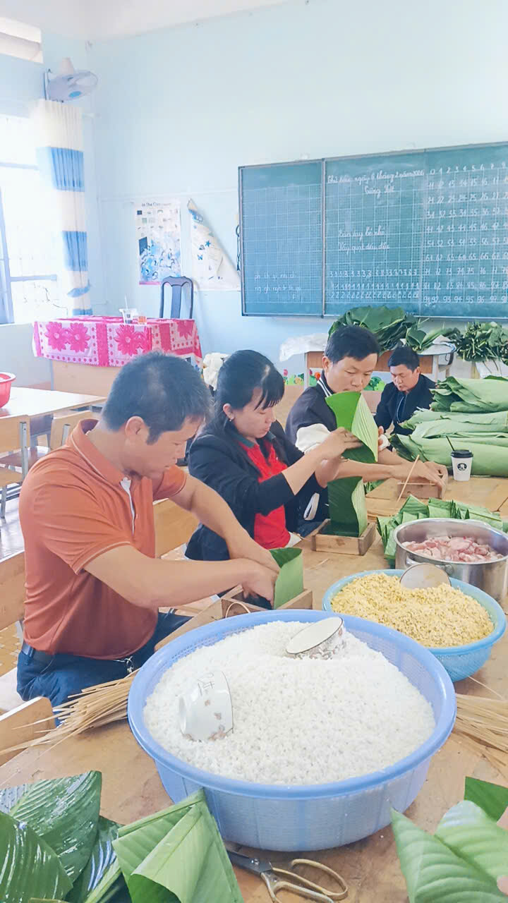 TRƯỜNG TIỂU HỌC ĐINH NÚP TỔ CHỨC GÓI BÁNH TẶNG CHO HỌC SINH NGHÈO VÀ CHƯƠNG TRÌNH GALA XUÂN 2026 TRƯỜNG TIỂU HỌC ĐINH NÚP TỔ CHỨC GÓI BÁNH TẶNG CHO HỌC SINH NGHÈO VÀ CHƯƠNG TRÌNH GALA XUÂN 2026